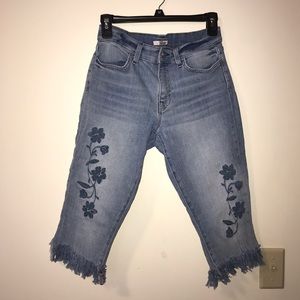 Cropped jeans with frayed bottoms and embroidery!